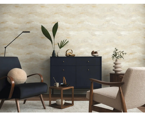 Modernes Wohnzimmer mit abstrakt gemusterter Tapete in Beige und Gold, dunkelblauem Sideboard und zwei Sesseln.