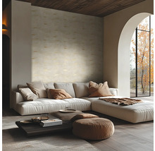 Helles Wohnzimmer mit großem weißem Ecksofa, strukturiertem Akzent-Wandschmuck, niedrigem Couchtisch und großem Bogenfenster.