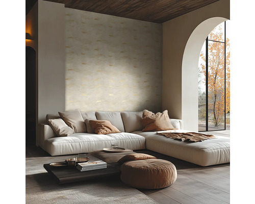 Helles Wohnzimmer mit großem weißem Ecksofa, strukturiertem Akzent-Wandschmuck, niedrigem Couchtisch und großem Bogenfenster.