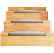 Halbrunde Stufenmatten aus Schlingenware auf einer Holztreppe.