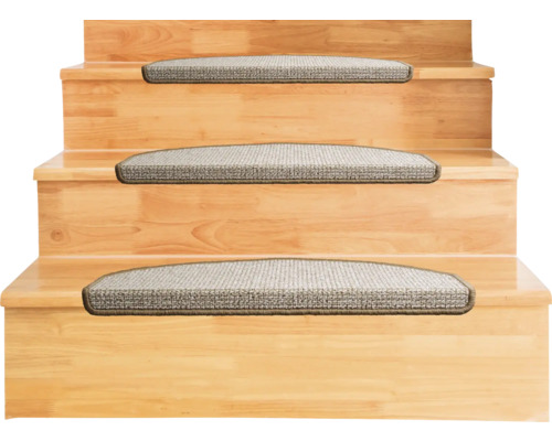 Halbrunde Stufenmatten aus Schlingenware auf einer Holztreppe.