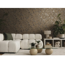 Modernes Wohnzimmer mit braun gemusterter Tapete mit Blattmotiven, einem weißen Modulsofa und einem gläsernen Couchtisch in wohnlicher Atmosphäre.