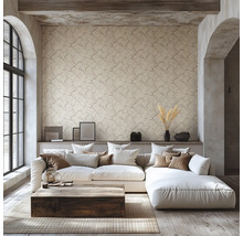 Modernes Wohnzimmer mit strukturierter Tapete, weißem Sofa, Holztisch und hellen Rundbögen in rustikalem Stil.