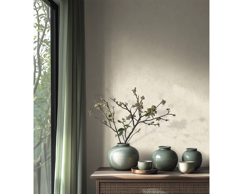 Minimalistisches Wohnzimmer mit Keramikvasen mit Krakelee-Glasur und getrockneten Zweigen auf einem Sideboard aus Holz neben einem Fenster.