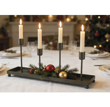 Festlicher Kerzenständer aus Metall mit vier brennenden weißen Stabkerzen, dekoriert mit Tannenzweigen und Weihnachtskugeln.