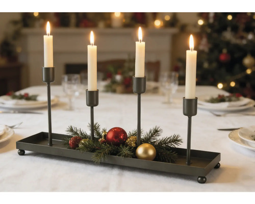 Festlicher Kerzenständer aus Metall mit vier brennenden weißen Stabkerzen, dekoriert mit Tannenzweigen und Weihnachtskugeln.