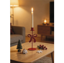 Kerzenständer aus Metall mit Schleifenmotiv auf einem Holztisch, dekoriert mit kleiner Tanne, Schneeflocke und Weihnachtsschmuck.