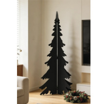 Moderner schwarzer Weihnachtsbaum aus flachen Paneelen in einem hellen Wohnzimmer neben einem Adventskranz.