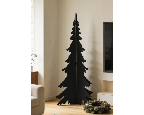 Moderner schwarzer Weihnachtsbaum aus flachen Paneelen in einem hellen Wohnzimmer neben einem Adventskranz.