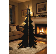 Dekoratives Weihnachtsbaum-Silhouette-Objekt in einem gemütlichen Wohnzimmer mit brennendem Kamin, Sofa und weichem Teppich.