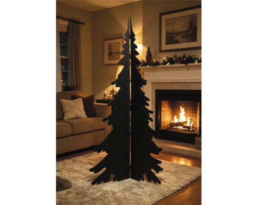 Dekoratives Weihnachtsbaum-Silhouette-Objekt in einem gemütlichen Wohnzimmer mit brennendem Kamin, Sofa und weichem Teppich.