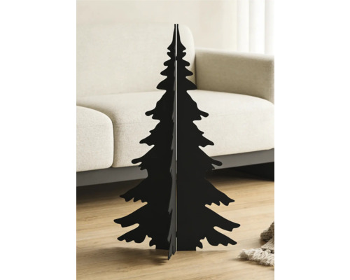 Moderner schwarzer Weihnachtsbaum aus Metall als Silhouette in einem hellen Wohnzimmer auf Holzboden vor einem beigen Sofa.