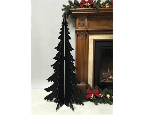 Schwarze dreidimensionale Weihnachtsbaum-Silhouette aus Metall vor einem klassisch dekorierten Kamin aus Holz.