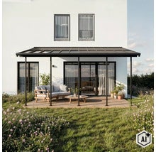 Terrassenüberdachung aus Aluminium mit Glaseindeckung an einem modernen Wohnhaus mit Holzterrasse und Sitzgruppe. (Image AI modified or generated)