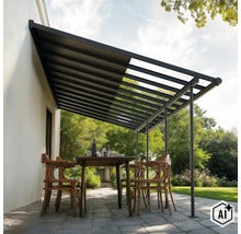 Moderne Terrassenüberdachung aus Metall mit ausziehbarem Sonnenschutz auf einer Steinterrasse mit Essgruppe und Garten im Hintergrund. (Image AI modified or generated)