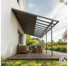 Moderne Terrassenüberdachung mit integrierter Markise über einem Holzdeck mit Loungemöbeln vor einem Wohnhaus. (Image AI modified or generated)