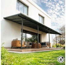 Moderne Terrassenüberdachung aus Metall über einer Holzterrasse mit gemütlicher Loungegarnitur vor einem weißen Wohnhaus. (Image AI modified or generated)