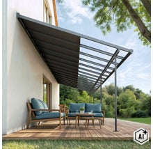 Terrassenüberdachung mit teilweise ausziehbarem Sonnenschutz auf einer Holzterrasse mit Loungemöbeln vor einem Wohnhaus. (Image AI modified or generated)