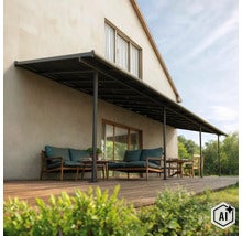 Moderne Terrassenüberdachung aus Metall über einer Holzterrasse mit gemütlicher Sitzgruppe vor einer Hausfassade. (Image AI modified or generated)
