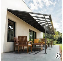Terrassenüberdachung mit festem Dach und Markise an einer hellen Hauswand auf einer gepflegten Terrasse mit Holzmöbeln. (Image AI modified or generated)
