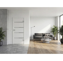 Weiße moderne Innentür mit horizontalen Lichtausschnitten in einem hellen Wohnzimmer mit Holzboden und Fliesen.