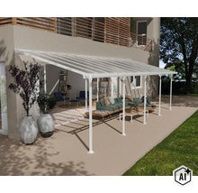Moderne Terrassenüberdachung mit festem Rahmen und transparentem Dach, montiert an einer Hausfassade über einer eingerichteten Terrasse. (Image AI modified or generated)