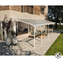 Terrassenüberdachung mit stabiler Stützenkonstruktion und lichtdurchlässiger Dacheindeckung vor einem Wohnhaus mit Sitzgelegenheiten auf der Terrasse (Image AI modified or generated)