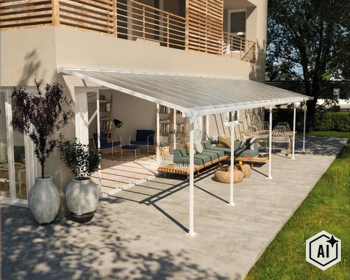 Terrassenüberdachung mit stabiler Stützenkonstruktion und lichtdurchlässiger Dacheindeckung vor einem Wohnhaus mit Sitzgelegenheiten auf der Terrasse (Image AI modified or generated)