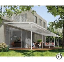 Eine weiße Terrassenüberdachung aus Aluminium auf einer Holzterrasse vor einem modernen Haus mit einer Mutter und ihrem Kind im Garten. (Image AI modified or generated)