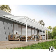 Moderne Terrassenüberdachung mit Aluminiumgestell und Glaseindeckung an einem Haus mit Lounge Möbeln auf der Terrasse. (Image AI modified or generated)