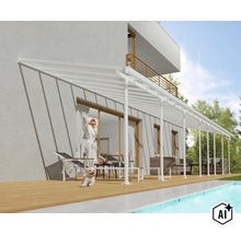 Moderne Terrassenüberdachung aus Aluminium an einer Hausfassade mit Holzterrasse und Poolbereich. (Image AI modified or generated)