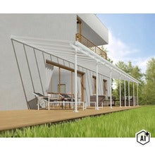 Terrassenüberdachung aus Aluminium an einer Hauswand mit Holzterrasse und Gartenmöbeln. (Image AI modified or generated)
