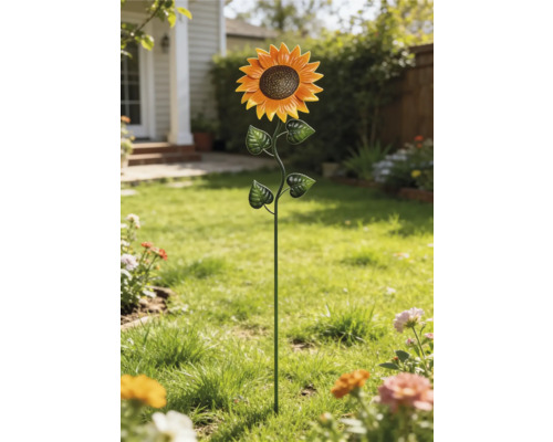 Dekorativer Gartenstecker in Form einer Sonnenblume aus Metall auf einer Rasenfläche.