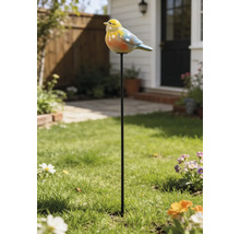 Gartenstecker mit buntem Vogel aus Keramik auf einem Metallstab, platziert in einem grünen Rasen vor einem Haus.