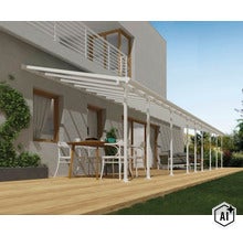 Moderne Terrassenüberdachung aus Metall mit Glasdach an einer Hausfassade mit Holzterrasse und Sitzmöbeln. (Image AI modified or generated)