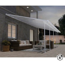 Terrassenüberdachung aus Aluminium mit Dacheindeckung aus Kunststoff an einer Hauswand montiert über einer gemütlichen Sitzgruppe auf der Terrasse. (Image AI modified or generated)