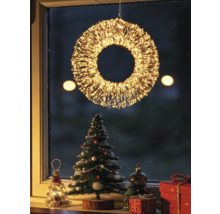 Beleuchteter LED-Weihnachtskranz am Fenster mit festlicher Dekoration, Tannenbaum und Geschenken.