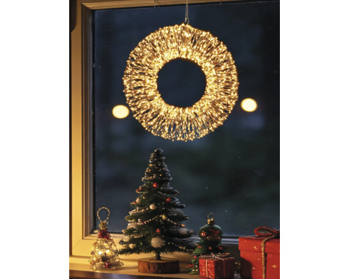 Beleuchteter LED-Weihnachtskranz am Fenster mit festlicher Dekoration, Tannenbaum und Geschenken.