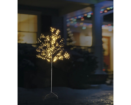 Beleuchteter LED-Dekobaum mit vielen kleinen Lichtpunkten für den Außenbereich in einem nächtlichen Garten vor einem Haus.
