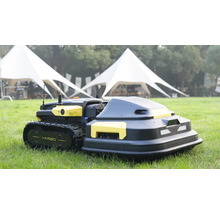 Yarbo Mähroboter mit Raupenantrieb auf einer Rasenfläche vor Zelten.