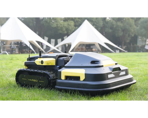 Yarbo Mähroboter mit Raupenantrieb auf einer Rasenfläche vor Zelten.