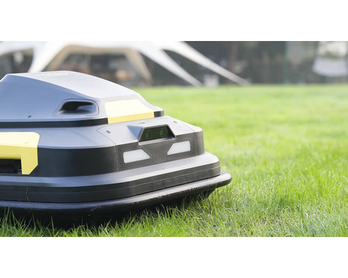 Mähroboter mit Frontsensor auf einer Rasenfläche.