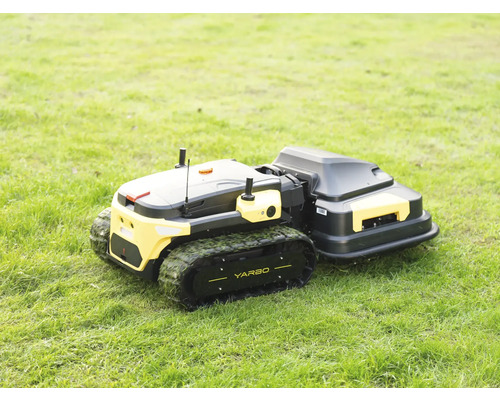 Yarbo Mähroboter mit Raupenantrieb und Mähmodul auf einer Rasenfläche.