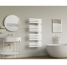 Modernes Bad mit weißem Waschbecken, Spiegel, weißem Design-Handtuchheizkörper und freistehender Badewanne in minimalistischem Stil.