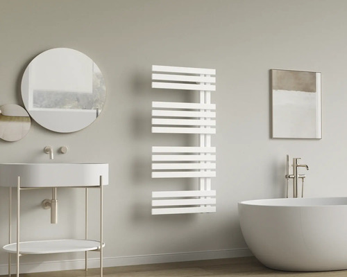 Modernes Bad mit weißem Waschbecken, Spiegel, weißem Design-Handtuchheizkörper und freistehender Badewanne in minimalistischem Stil.