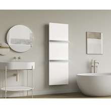 Modernes Badezimmer mit weißem Planheizkörper und Handtuchhaltern, freistehender Badewanne, Waschbecken und rundem Spiegel.