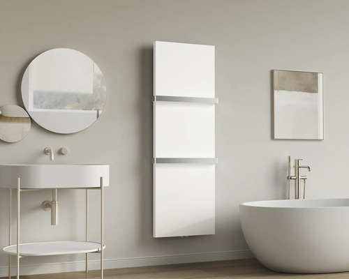 Modernes Badezimmer mit weißem Planheizkörper und Handtuchhaltern, freistehender Badewanne, Waschbecken und rundem Spiegel.