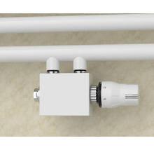 Heizkörper-Thermostatventil mit weißem Gehäuse und Kopf, montiert an zwei horizontalen Rohren.