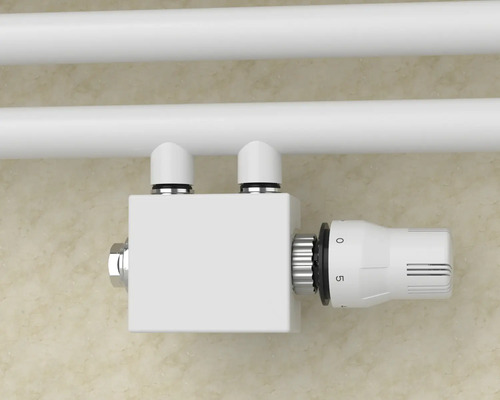 Heizkörper-Thermostatventil mit weißem Gehäuse und Kopf, montiert an zwei horizontalen Rohren.