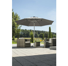 Ein großer grauer Sonnenschirm steht über einer Sitzgruppe aus zwei grauen Rattansesseln mit Polstern und einem passenden Tisch auf einer Terrasse.